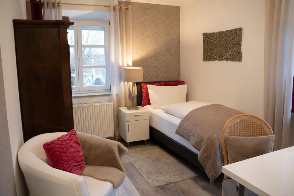 Bed, Living room, Photo of the whole room, Seating area