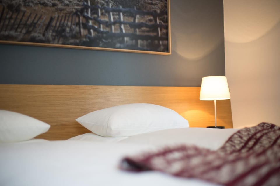 Bed, Photo of the whole room, Decorative detail, Bedroom