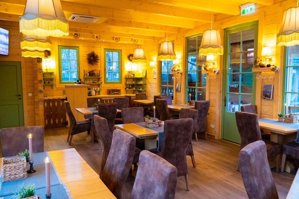 Restaurant/places to eat, Lounge or bar, Seating area