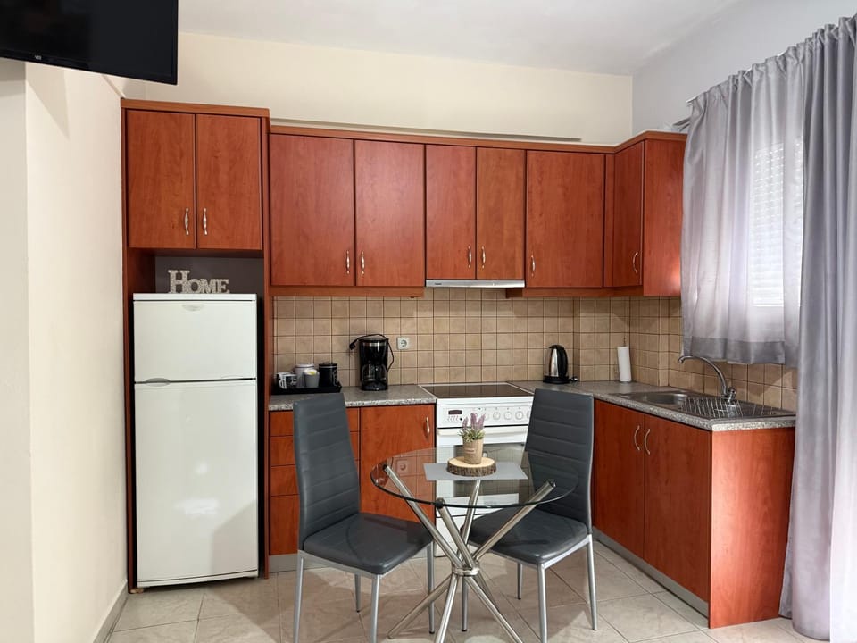 Coffee/tea facilities, Kitchen or kitchenette, Dining area, minibar, oven, stove