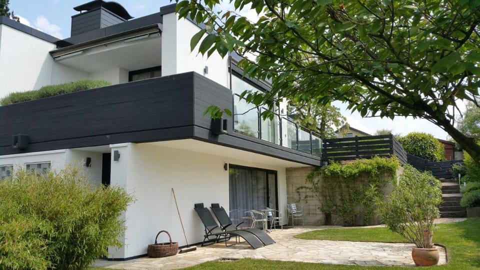 Property building, Facade/entrance, Garden, Garden view