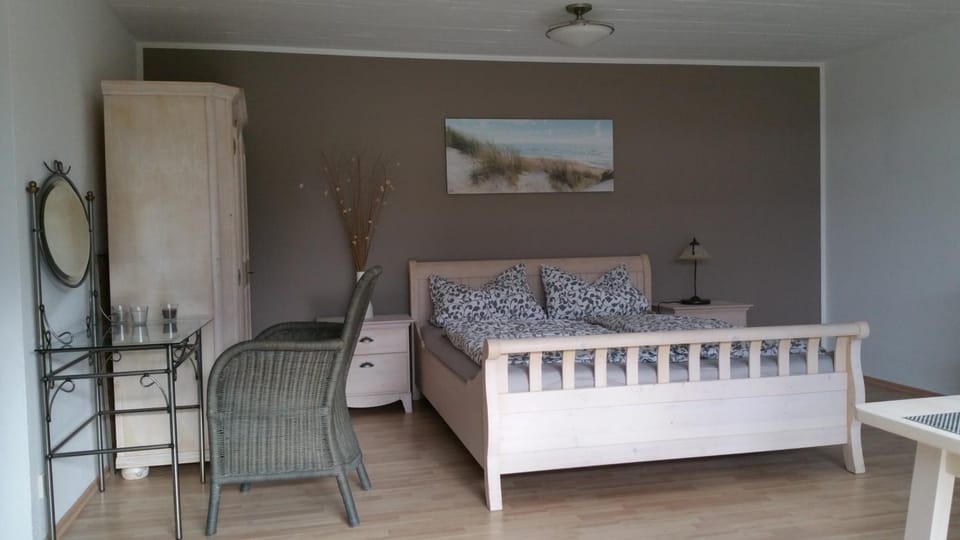Bed, Seating area