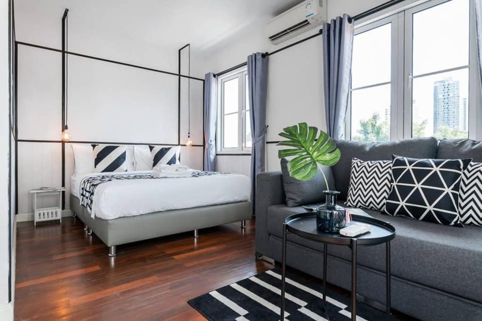 Bed, Seating area, Bedroom