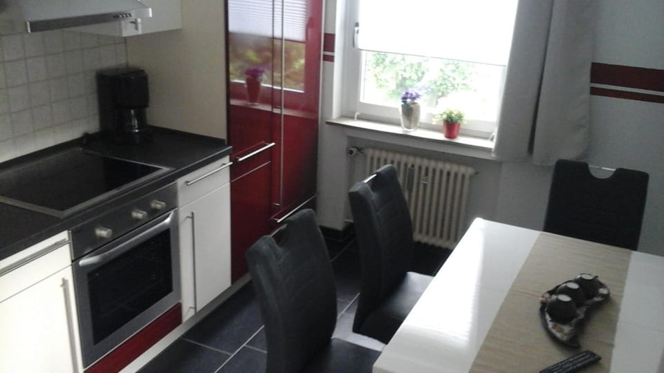 Kitchen or kitchenette, Dining area, stove