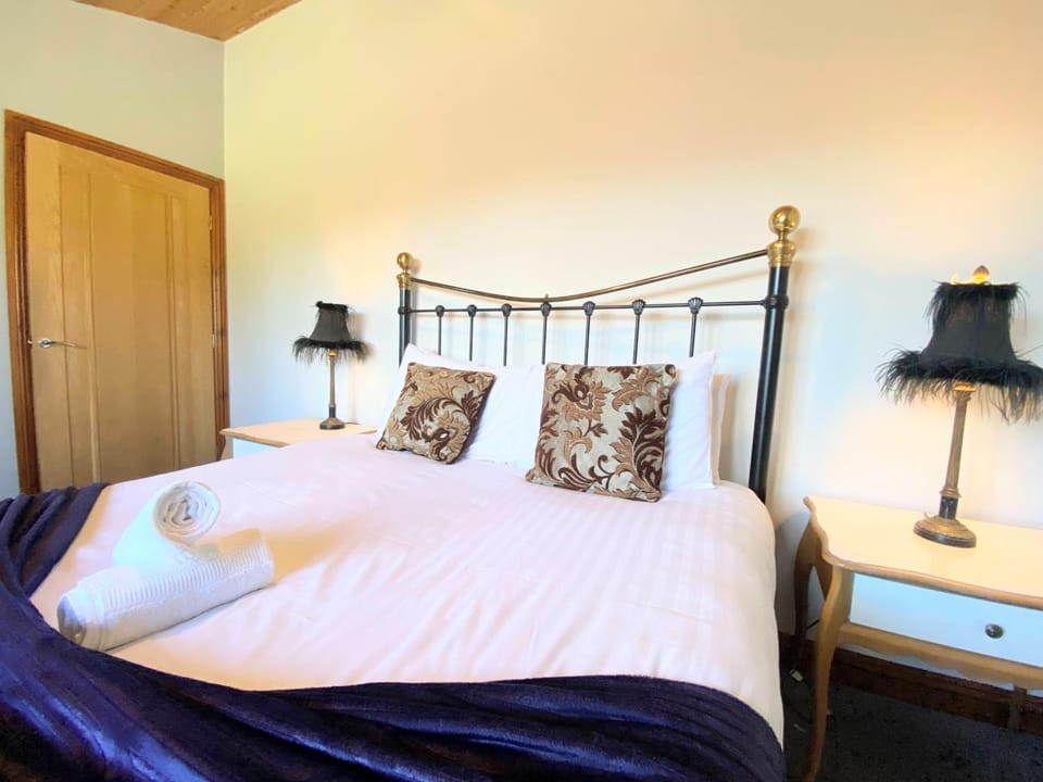 Cleish 7 With Private Hot Tub - Fife - Loch Leven - Lomond Hills - Pet Friendly Chalet in Scotland