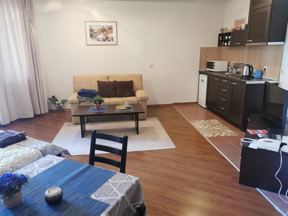 Kitchen or kitchenette, Living room