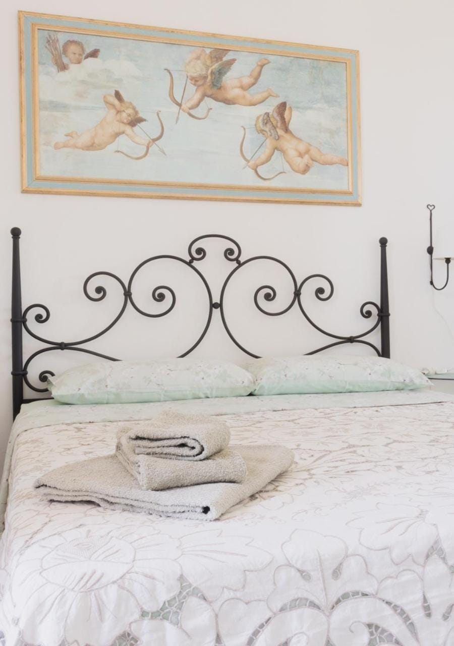 Bed, Bedroom, towels