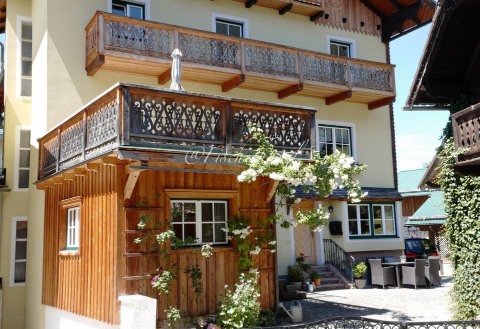 Property building, Patio, Facade/entrance, Balcony/Terrace