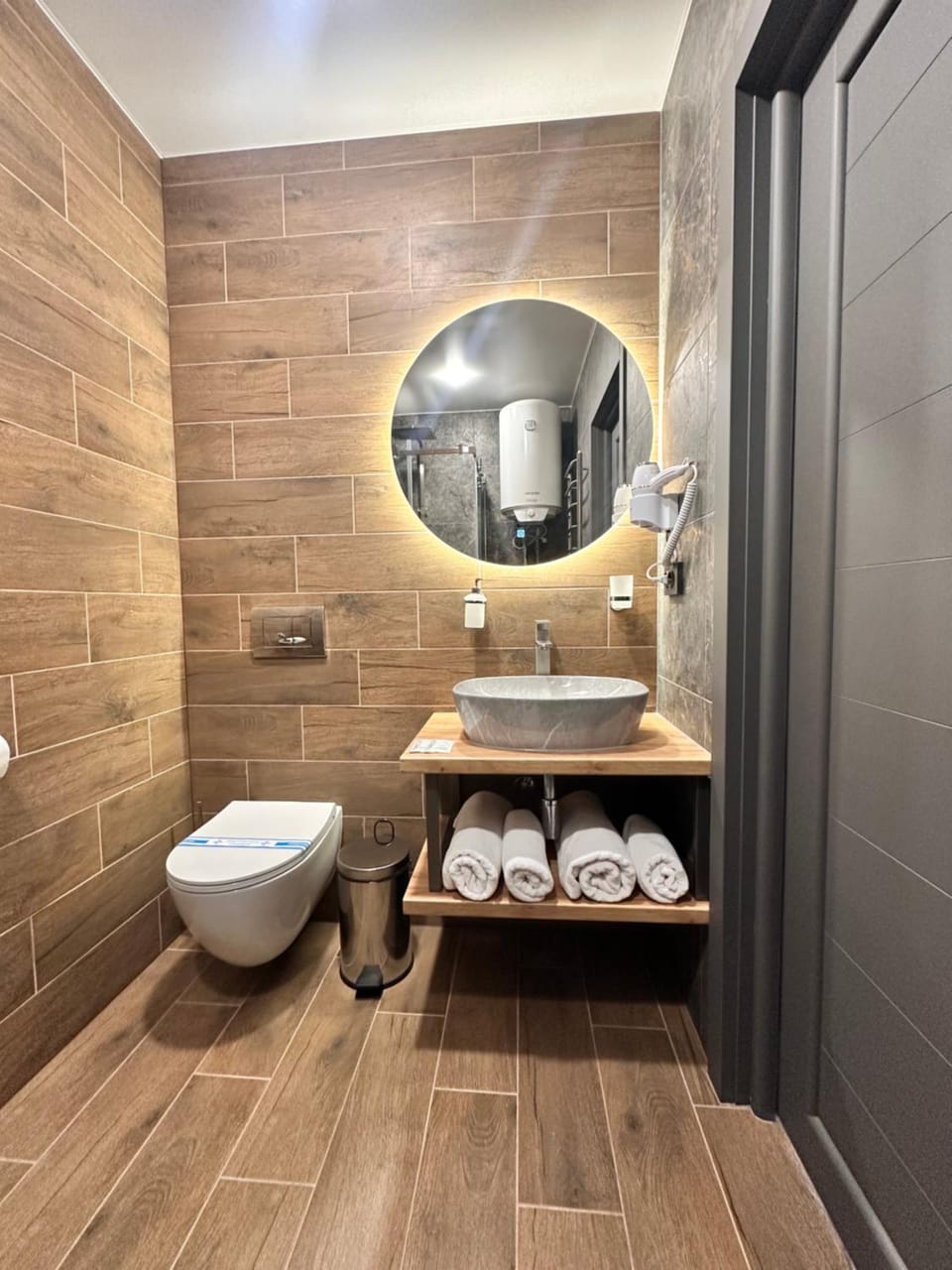 Shower, Toilet, towels