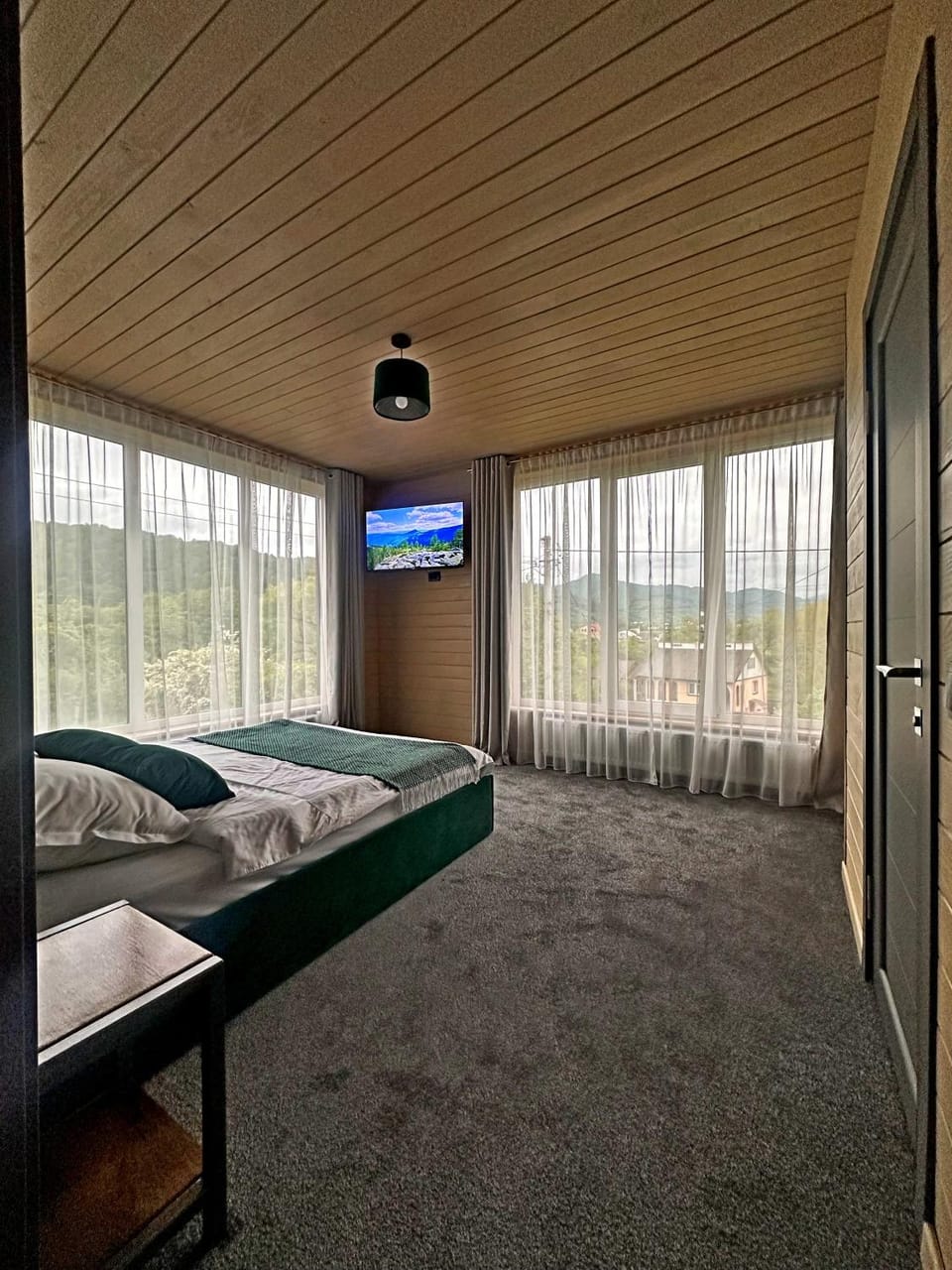 Bed, TV and multimedia, Photo of the whole room, Bedroom
