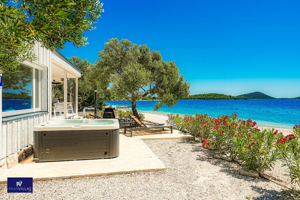 BUQEZ ECO RESORT - Beach Villa 28 - Directly by beach House in Zadar County