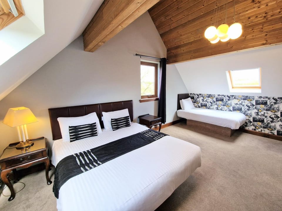 Lbtie Lodge with Two Private Hot Tubs - Fife - Loch Leven - Lomond Hills Chalet in Scotland