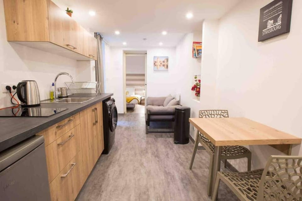 Kitchen or kitchenette, Dining area