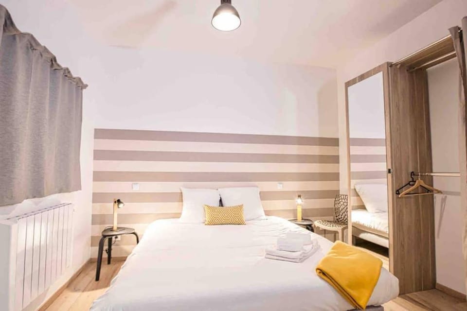 Bed, Photo of the whole room