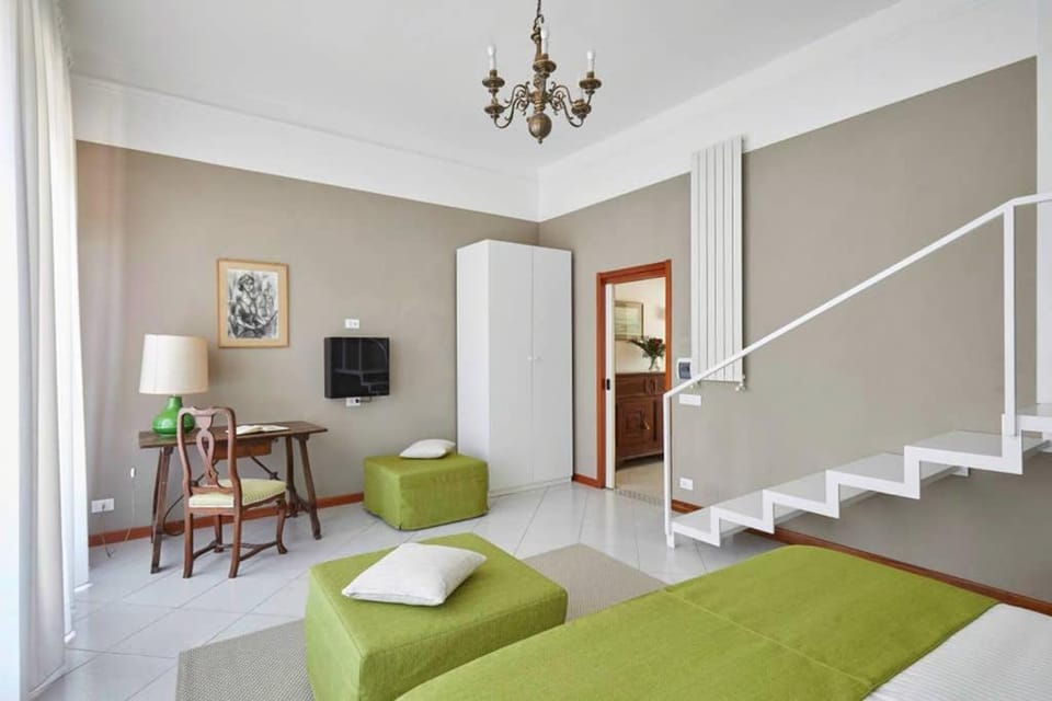Bed, Photo of the whole room, Seating area, Bedroom