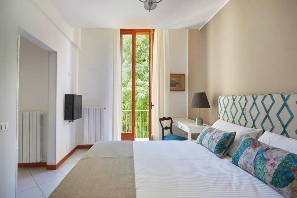 Bed, Photo of the whole room, Seating area, Bedroom