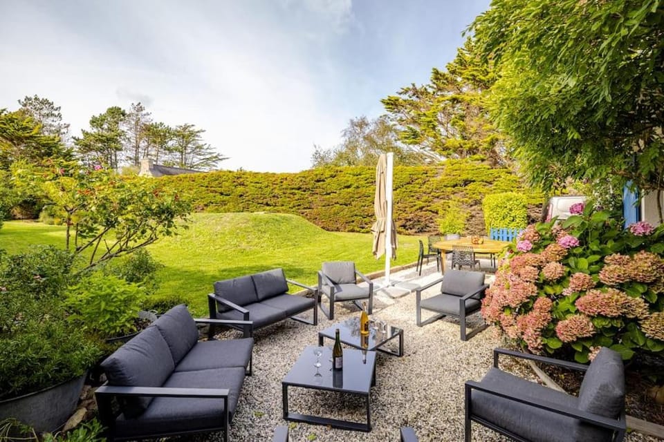 Patio, Day, Garden, Living room