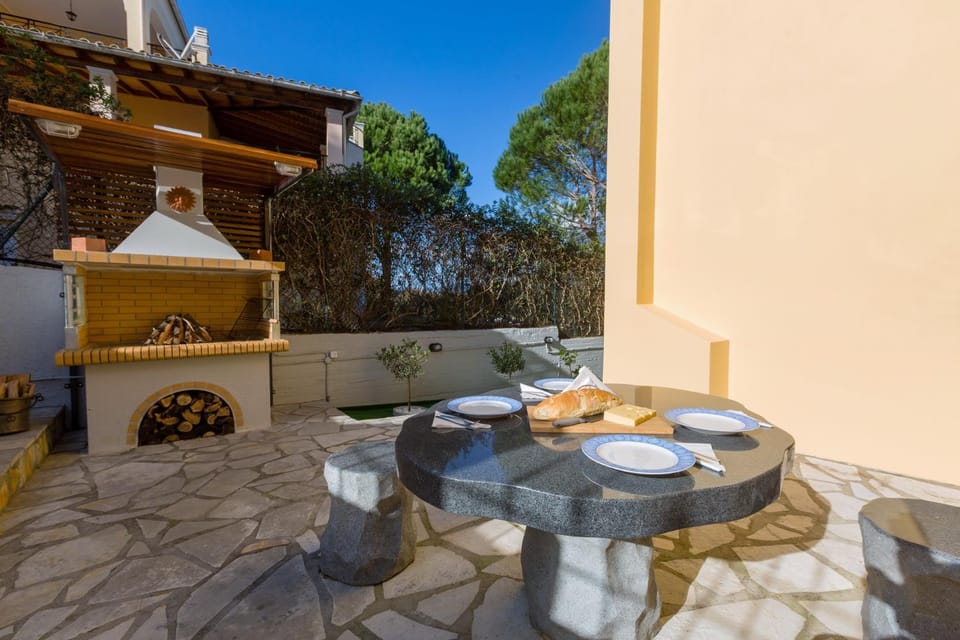 Patio, BBQ facilities