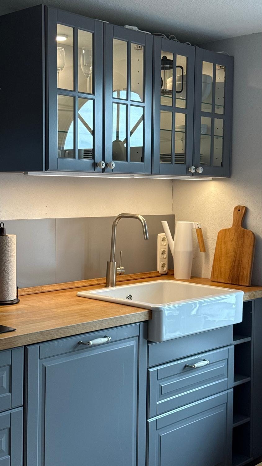 Kitchen or kitchenette, dishwasher, stove