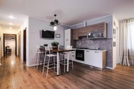 TV and multimedia, Kitchen or kitchenette, Dining area, oven, stove