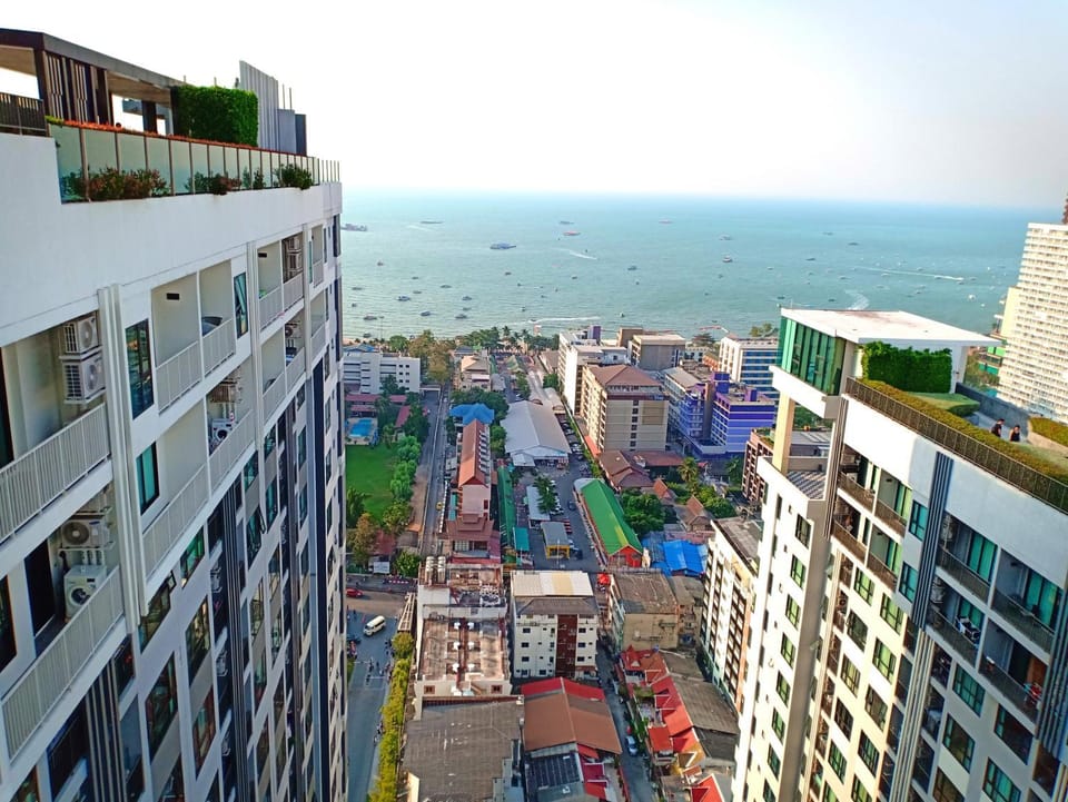 The Base Horizon Central Pattaya Apartment in Pattaya City
