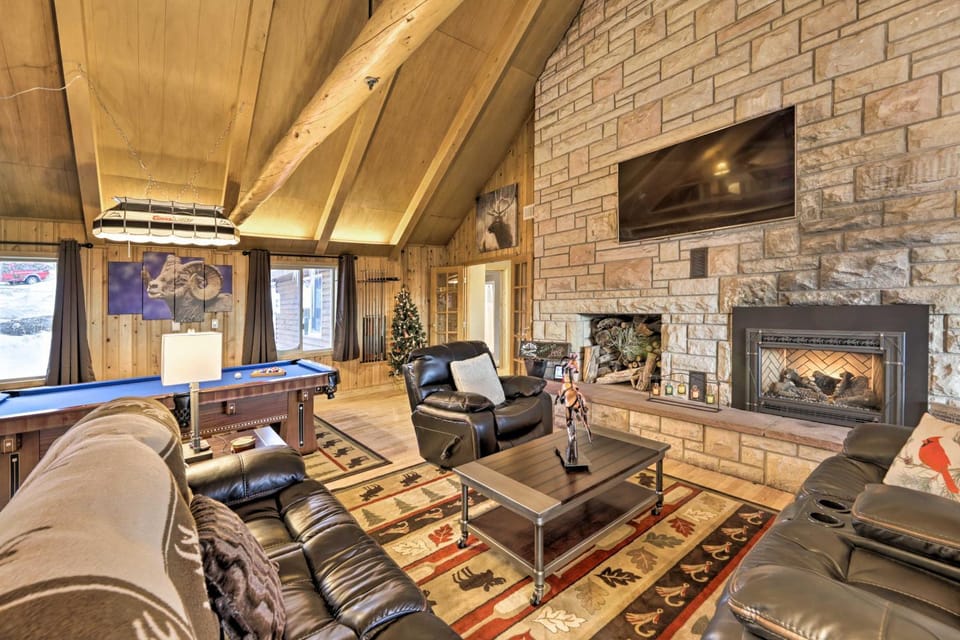 Centennial Cabin w/ Hot Tub, Sauna & Pool Table! Cabin in Wyoming