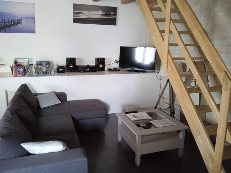 Bed, TV and multimedia, Living room
