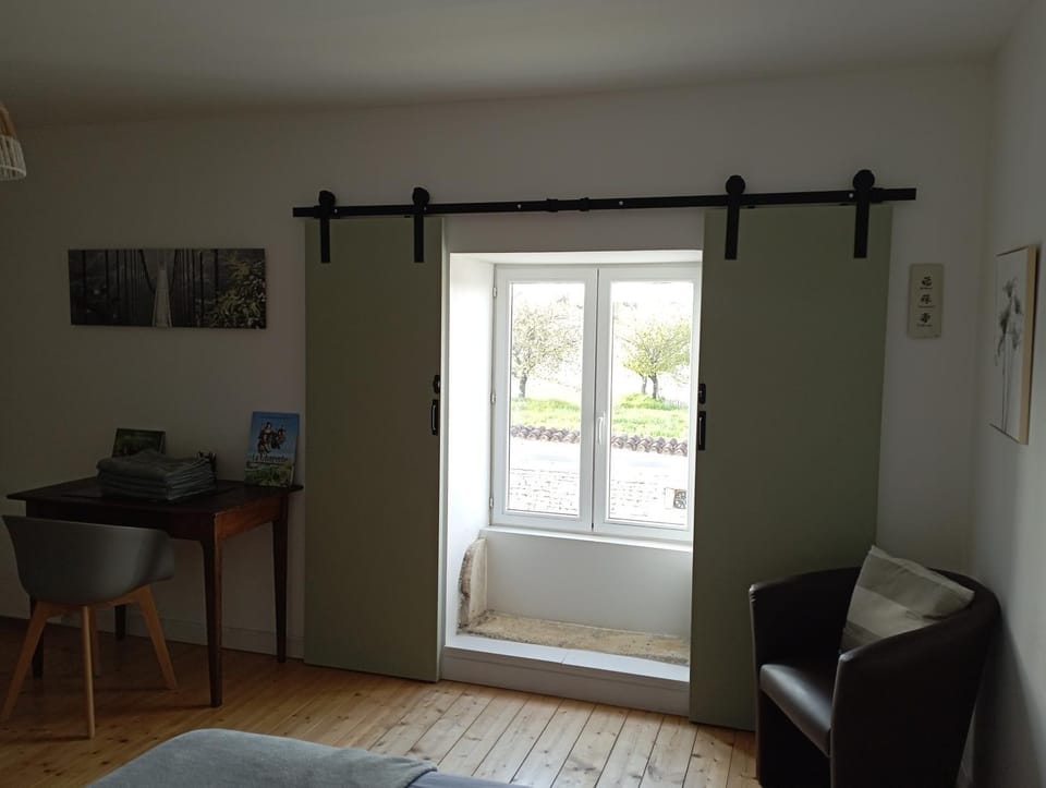 Bed, Photo of the whole room, Seating area, Bedroom, towels