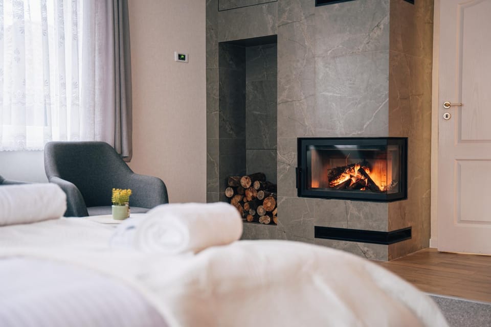 Bedroom, fireplace