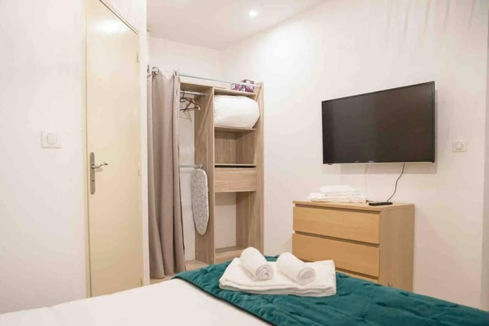 Bed, TV and multimedia, Bedroom