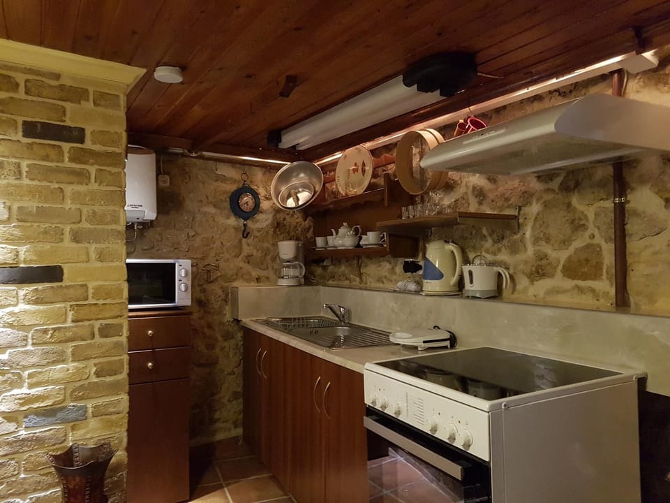 Kitchen or kitchenette, pet friendly, stove
