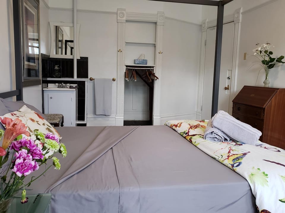 Bed, Bedroom, air conditioner