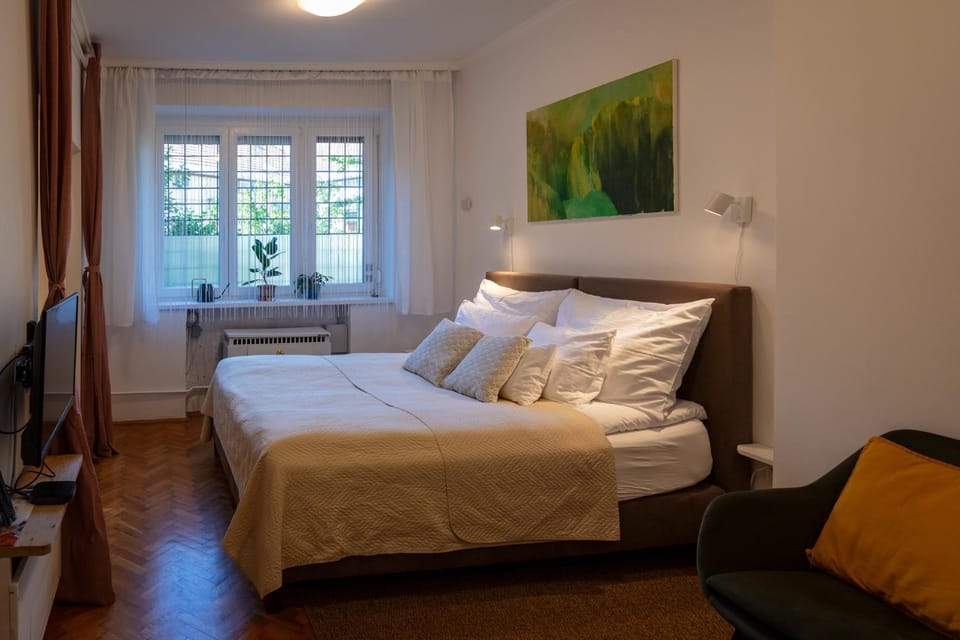 Bed, Living room