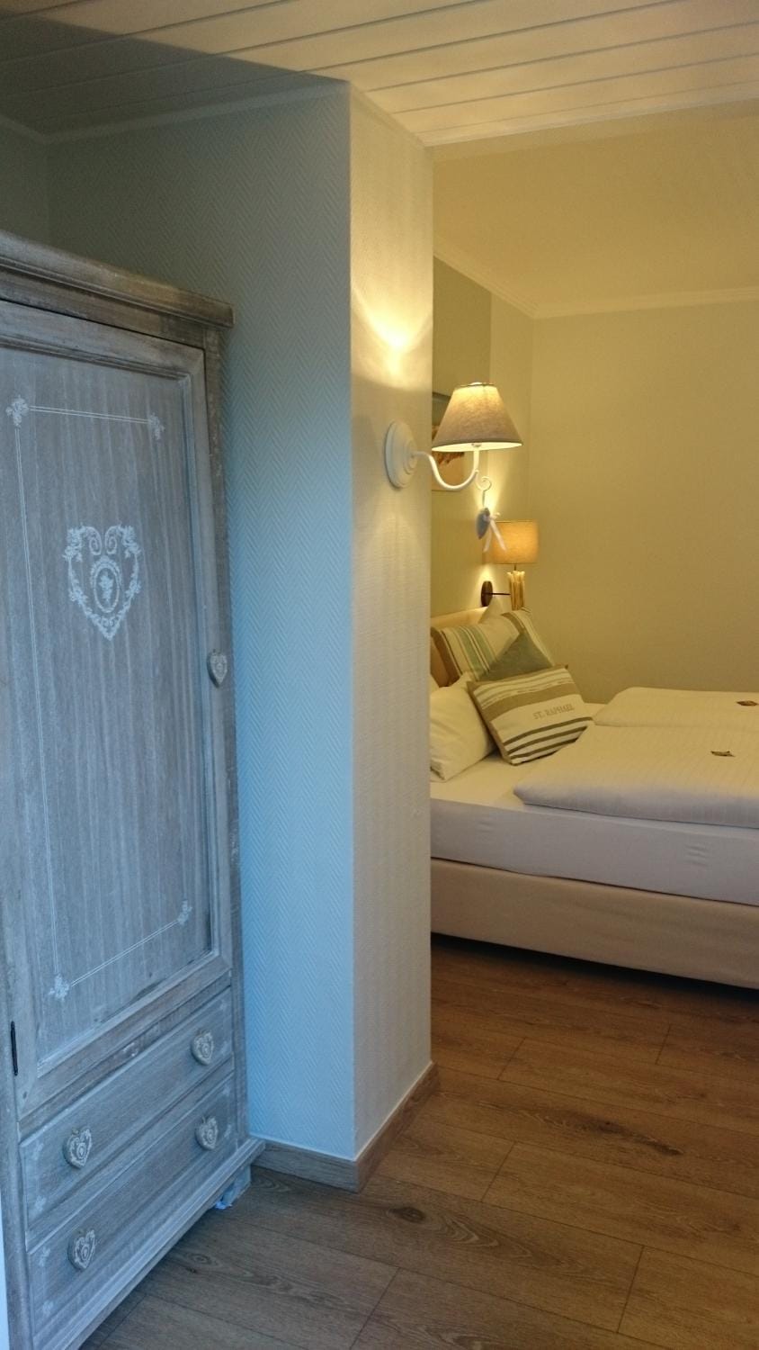 Bed, Photo of the whole room, wardrobe