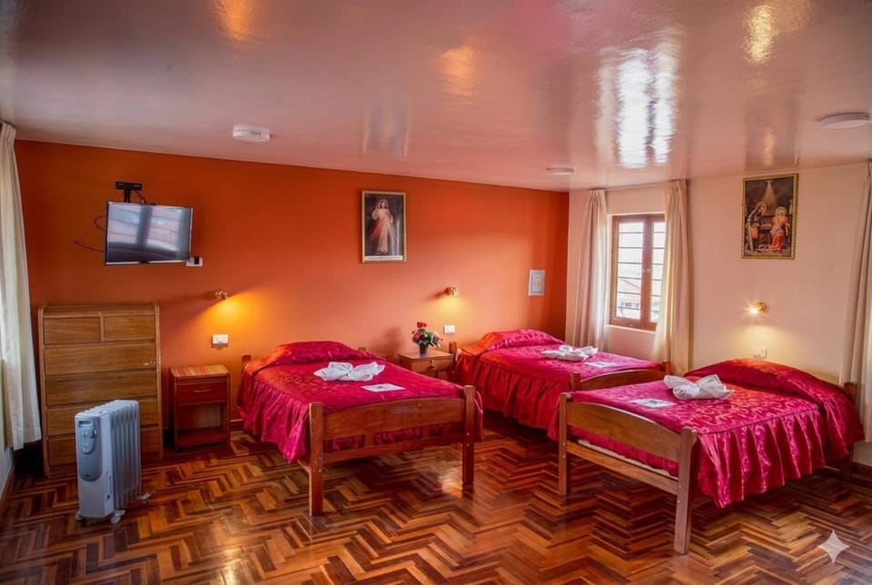 Bed, TV and multimedia, Photo of the whole room, Bedroom