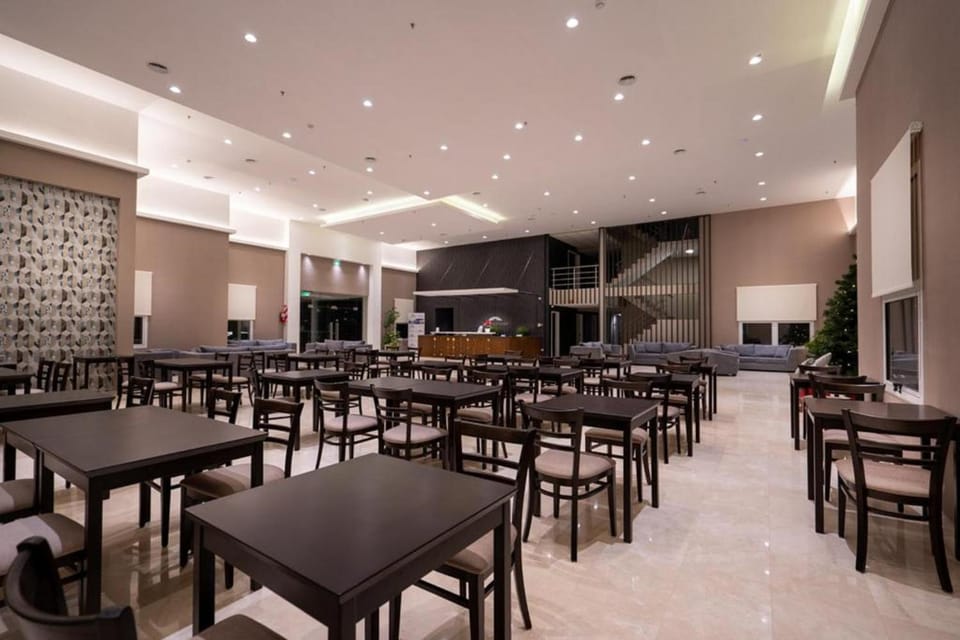 Restaurant/places to eat, Living room, Lounge or bar