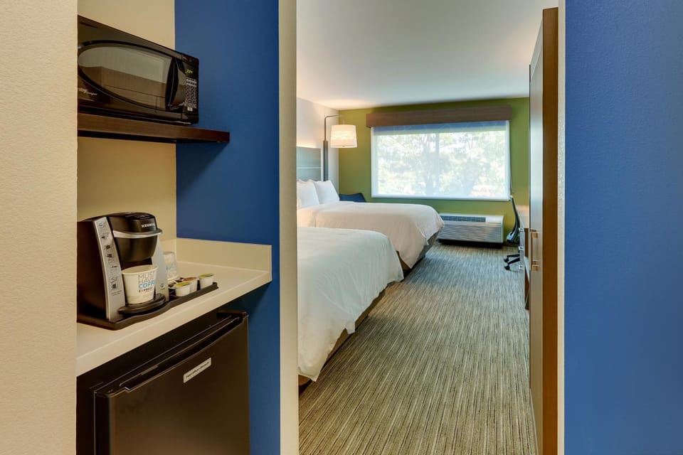 Holiday Inn Express & Suites - Roanoke – Civic Center Hotel in Roanoke