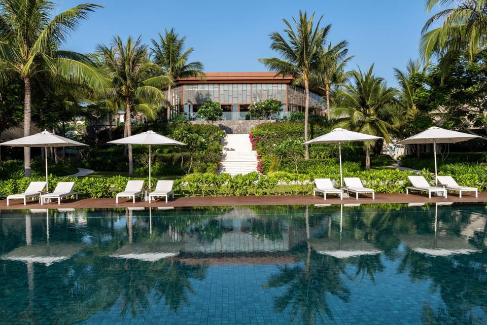 Day, Natural landscape, Garden, Pool view, Area and facilities, Swimming pool, sunbed