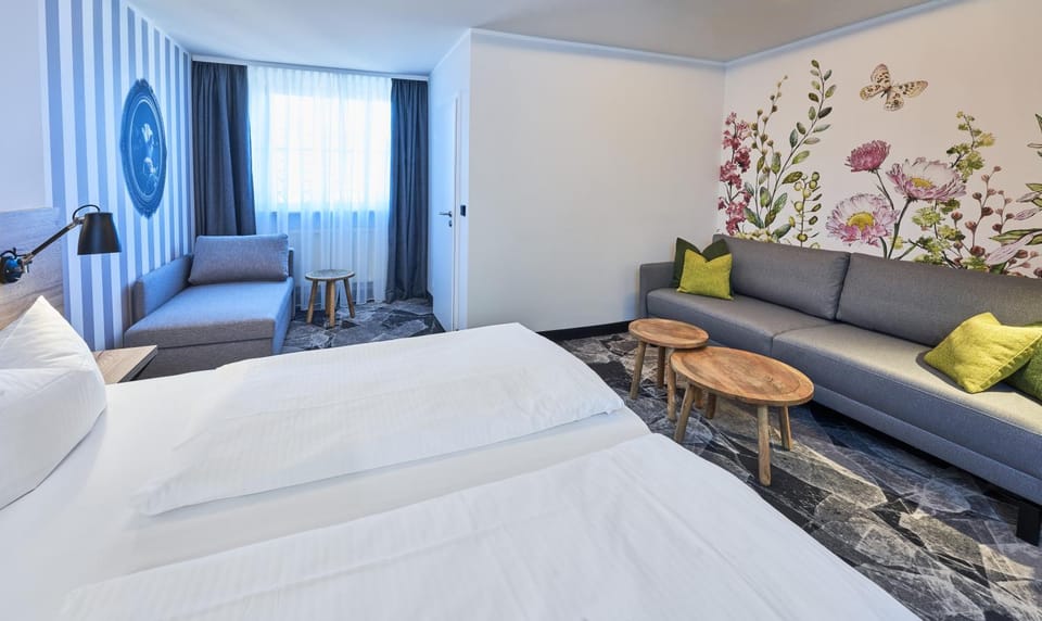 Photo of the whole room, Seating area