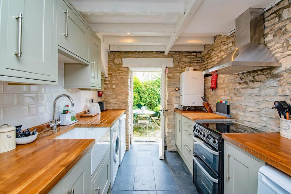 Coffee/tea facilities, Kitchen or kitchenette, dishwasher, oven, stove, toaster