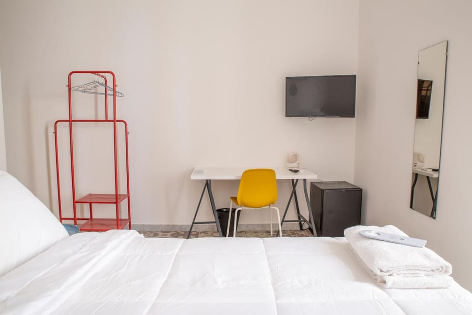 Bed, TV and multimedia, Photo of the whole room, Decorative detail, Bedroom
