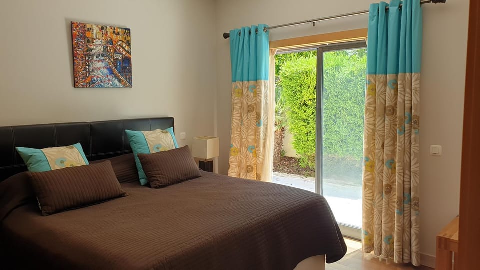 Bed, Bedroom, Garden view