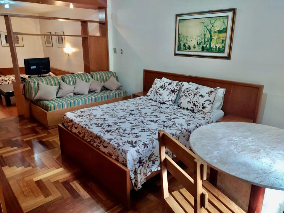 Bed, TV and multimedia, Living room, Photo of the whole room, Bedroom