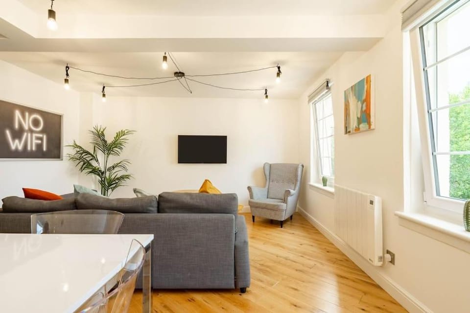 Central, Bright 2 Bed Flat Apartment in Edinburgh