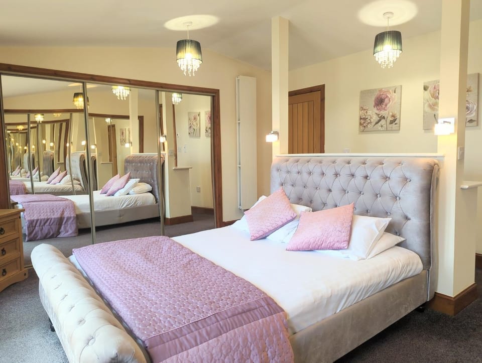 Torridon 1 with Private Hot Tub - Fife - Loch Leven - Lomond Hills- Pet Friendly Chalet in Scotland