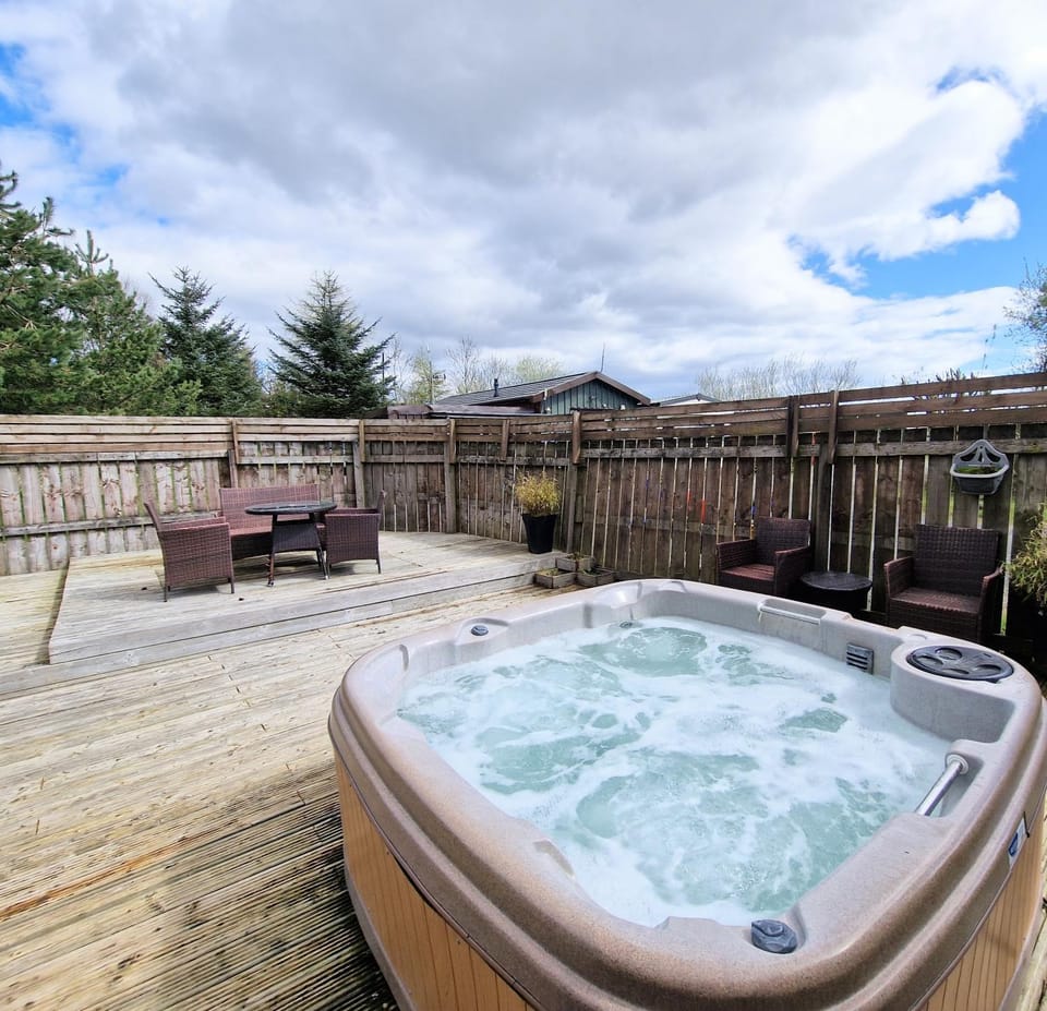 Torridon 1 with Private Hot Tub - Fife - Loch Leven - Lomond Hills- Pet Friendly Chalet in Scotland