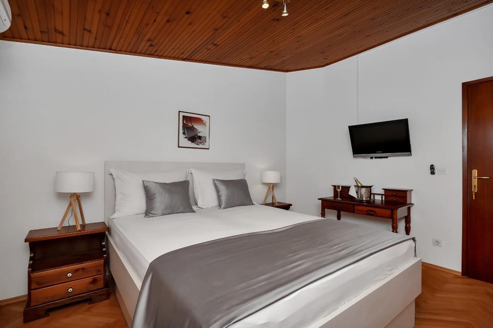 Bed, TV and multimedia, Bedroom