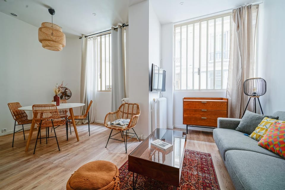 Communal lounge/ TV room, TV and multimedia, Living room, Seating area, Dining area