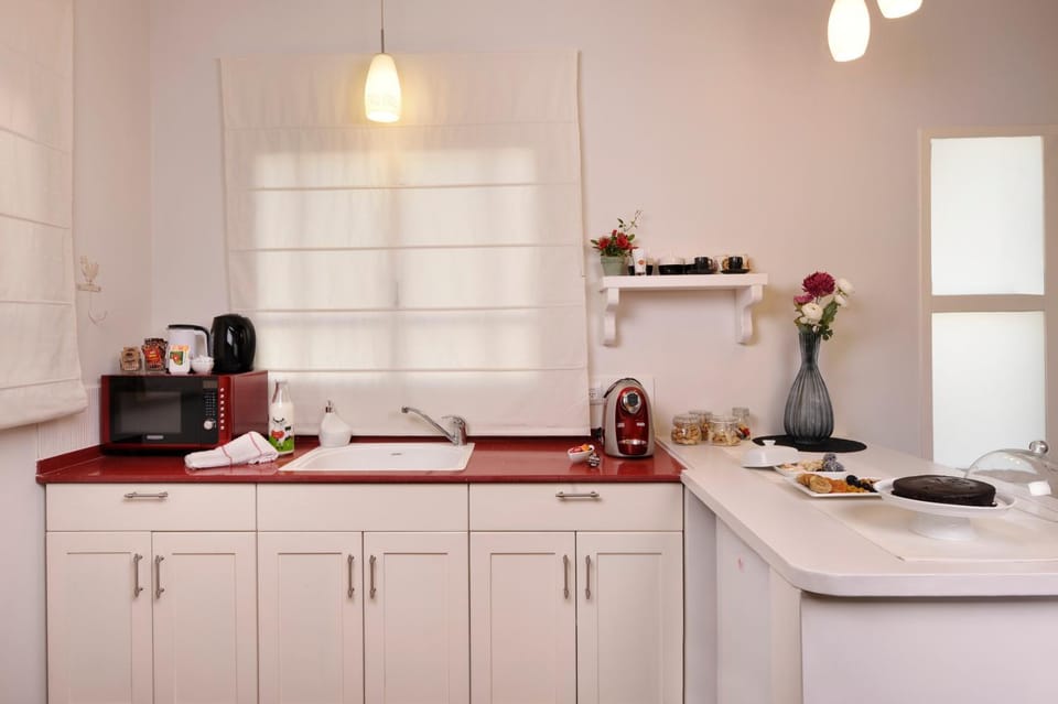 Coffee/tea facilities, Kitchen or kitchenette, Other, Dining area, Food, Food