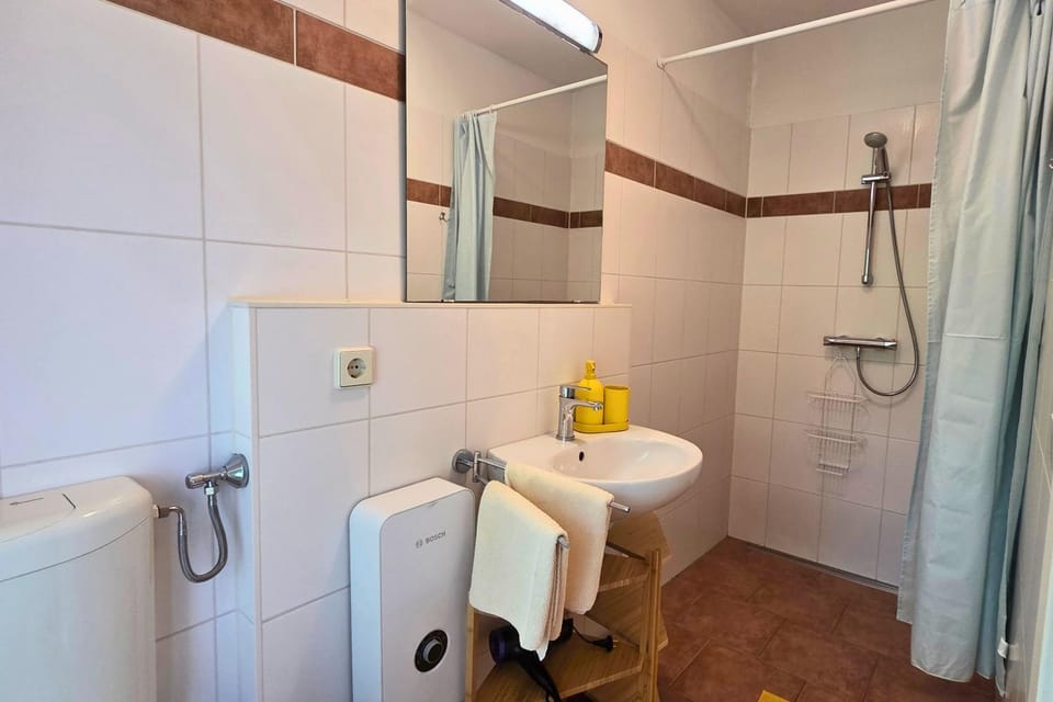 Shower, Toilet, Bathroom, towels